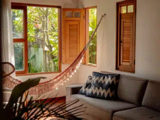 Przytulny salon z hamakiem i sofą-idealny, by wspominać wyjazdy kitesurfingowe lub zaplanować kolejny kite trip z KiteAway.