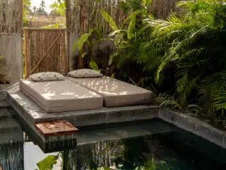 Kameralny basen wśród tropikalnych roślin i leżaków - idealny relaks po kursie kitesurfingu KiteAway lub wyjeździe kitesurfingowym.