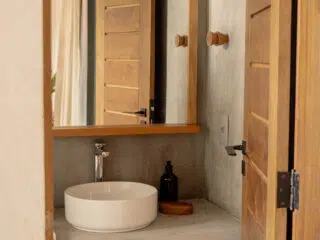 Nowoczesna łazienka z białą umywalką i akcentami kite trip - idealna na relaks po wyjazdach kitesurfingowych z KiteAway.