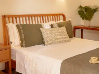 Jasna sypialnia idealna na relaks po kite campie; drewno, biel i zieleń, klimat KiteAway, wakacje z kitesurfingiem.