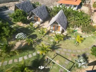 Tropikalne domki wśród palm i ogrodu, idealne na kite camp KiteAway - wymarzone wakacje z kitesurfingiem dla pasjonatów.