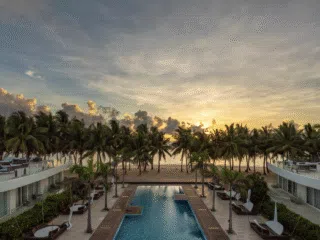 Basen przy luksusowym ośrodku, palmy i plaża - idealne miejsce na wyjazdy kitesurfingowe KiteAway lub kurs kitesurfingu.