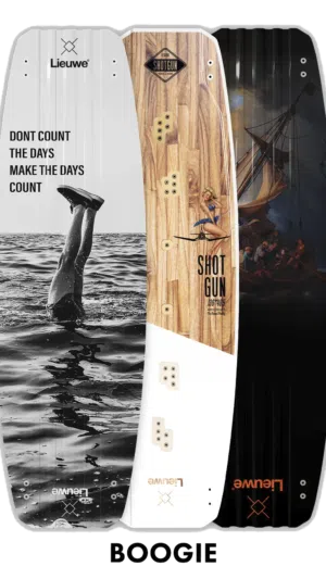 Trzy deski kitesurfingowe stoją pionowo, każda z unikalnymi wzorami: nadruk fotograficzny, pin-up na drewnie i ciemny styl artystyczny. "BOOGIE" poniżej.