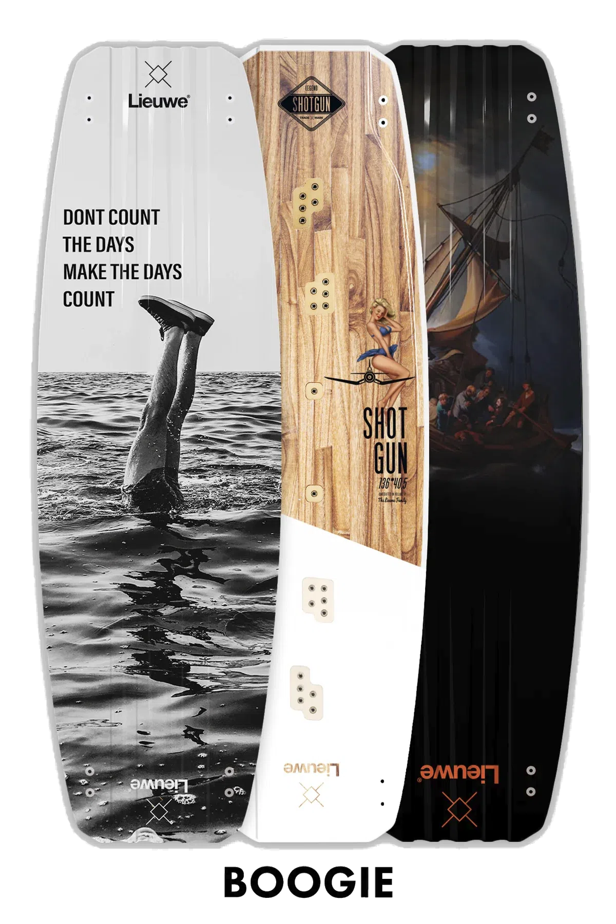 Trzy deski kitesurfingowe stoją pionowo, każda z unikalnymi wzorami: nadruk fotograficzny, pin-up na drewnie i ciemny styl artystyczny. "BOOGIE" poniżej.