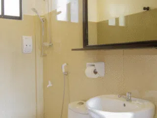 Jasna łazienka z oknem, umywalką i prysznicem - idealna na relaks po szkoleniu latawców z KiteAway lub intensywnym kite tripie.