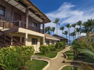 Tropikalny ośrodek KiteAway otoczony palmami, z widokiem na ocean-idealne miejsce na wyjazdy kitesurfingowe i kite camp.