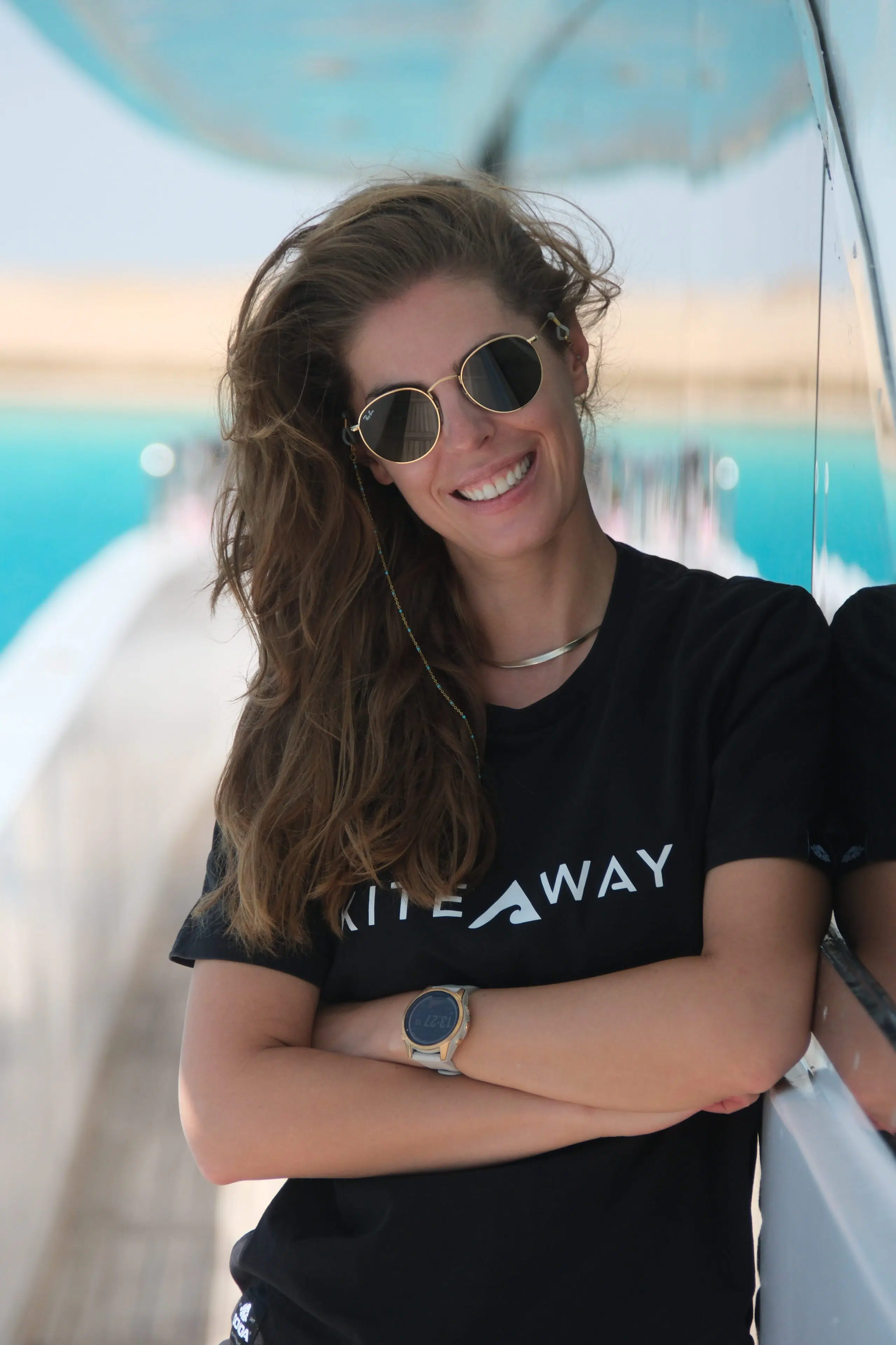 Uśmiechnięta kobieta na pokładzie łodzi podczas kite campu KiteAway, idealny klimat na wyjazdy kitesurfingowe i kurs kitesurfingu.