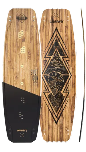 Dwa drewniane kiteboardy z czarnymi geometrycznymi i falistymi wzorami, widoczna grubość i lekko wygięty profil deski.