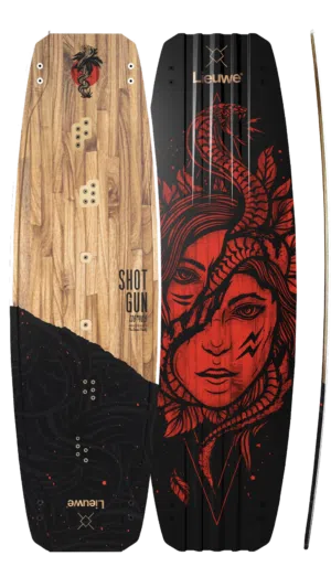 Dwie deski kitesurfingowe: jedna drewniana z czarnym logo SHOTGUN, druga czerwono-czarna z twarzą kobiety i wężem; obie smukłe z profilu.