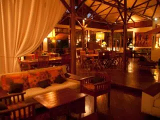 Przytulny salon KiteAway z drewnianymi meblami, idealny na relaks po wyjazdach kitesurfingowych lub kursie kitesurfingu.