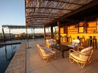 Taras na dachu z leżakami i barem, idealny na relaks po wyjeździe kitesurfingowym lub kursie kitesurfingu z KiteAway.