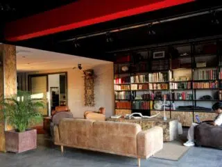 Mężczyzna w przytulnym wnętrzu planuje wyjazdy kitesurfingowe z KiteAway, marząc o nowym kite campie i szkoleniu kite.