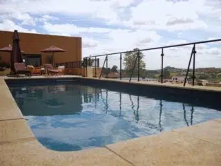 Basen na dachu z leżakami i widokiem - idealny relaks po wyjazdach kitesurfingowych KiteAway lub kite campie za granicą.