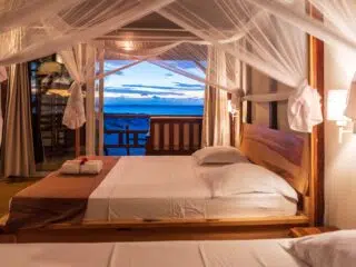 Przytulna sypialnia z widokiem na ocean, idealna na relaks po dniu pełnym wyzwań na kite campie KiteAway - wakacje z kitesurfingiem.