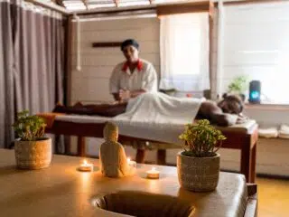 Relaks w przytulnym spa po intensywnym kite campingu z KiteAway; świece, rośliny i Buddha - idealne zakończenie wyjazdu kitesurfingowego.