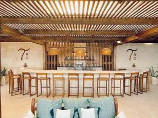 Nowoczesny bar z drewnianym sufitem, idealny na relaks po wyjazdach kitesurfingowych z KiteAway lub kursie kitesurfingu.