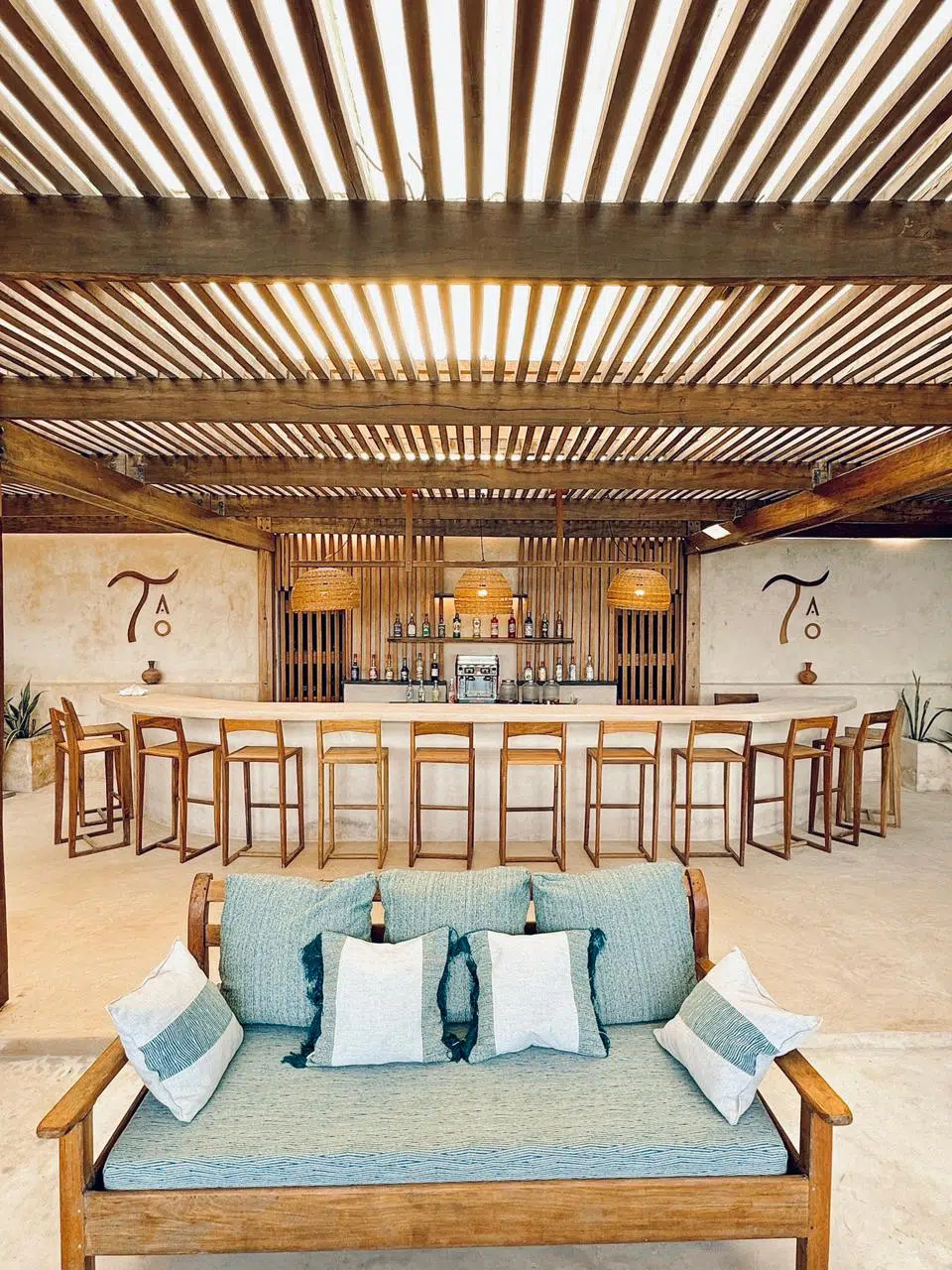 Nowoczesny bar z drewnianym sufitem, idealny na relaks po wyjazdach kitesurfingowych z KiteAway lub kursie kitesurfingu.