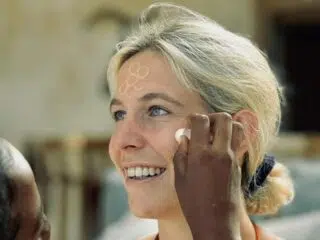 Uśmiechnięta blondynka z kropkami na czole podczas zabawy na kite campie KiteAway - wyjazdy kitesurfingowe dla każdego.