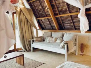 Przytulny pokój idealny na relaks po szkoleniu latawców; klimat kite camp KiteAway, wakacje z kitesurfingiem, morski wystrój.