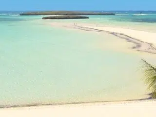 Plaża tropikalna z turkusową wodą, ścieżka wśród zieleni do morza-idealny spot kite KiteAway na wyjazdy kitesurfingowe.