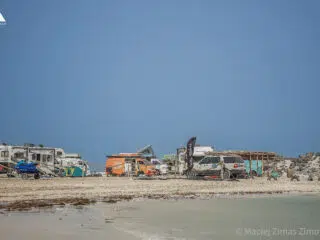 Plaża z kamperami, strukturami KiteAway i sprzętem do kursu kitesurfingu - idealny kite camp na wyjazdy kitesurfingowe.