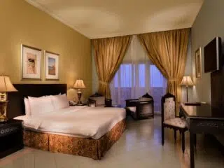 Przytulny pokój hotelowy idealny na relaks po emocjonującym kursie kitesurfingu z KiteAway lub aktywnych wyjazdach kitesurfingowych.