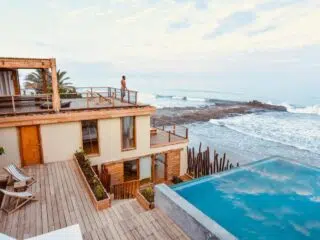 Nowoczesny dom z tarasem i basenem, idealny na relaks po wyjeździe kitesurfingowym KiteAway - widok na kite spot i morze.