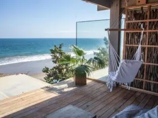 Hamak na tarasie z widokiem na plażę i ocean - idealne miejsce na relaks po kursie kitesurfingu z KiteAway.