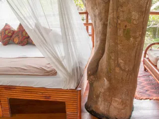 Przytulne łóżko w domku na drzewie KiteAway, idealne na relaks po dniu pełnym emocji na wyjeździe kitesurfingowym.