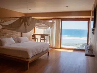 Nowoczesna sypialnia z widokiem na kite spot i plażę-idealna baza KiteAway na wyjazdy kitesurfingowe nad morzem.