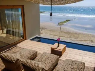 Taras przy plaży z leżakami, stolikiem i widokiem na kite spot - idealny relaks po wyjazdach kitesurfingowych z KiteAway.