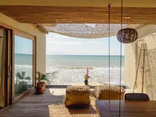 Przytulny pokój przy plaży po dniu wyjazdu kitesurfingowego z KiteAway; dwa fotele, widok na morze, słoneczny kite spot.