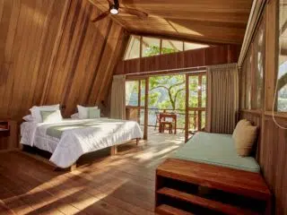 Przytulna, drewniana sypialnia w domku podczas wyjazdu kitesurfingowego KiteAway-idealne miejsce na relaks po kite camp.