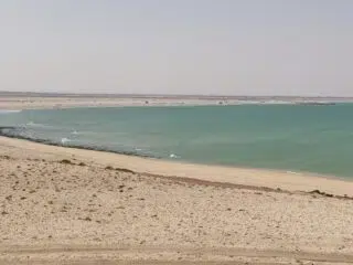 Szeroka, piaszczysta plaża i spokojne, turkusowe morze-idealny spot kite na wyjazdy kitesurfingowe z KiteAway.