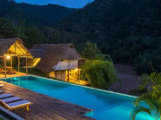 Nastrojowy basen infinity z widokiem na dżunglę, idealny relaks po wyjazdach kitesurfingowych KiteAway i kite camp w egzotycznej scenerii.