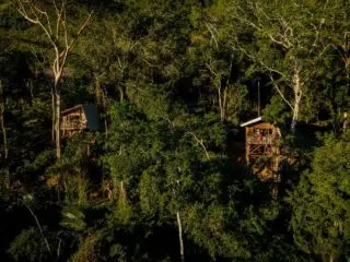 Drewniane domki na drzewach ukryte wśród zieleni - idealny nocleg na kite camp lub wakacje z kitesurfingiem z KiteAway.