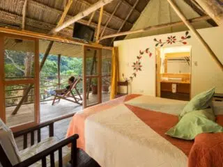 Przytulny pokój po wyjazdach kitesurfingowych z KiteAway, z balkonem, zielenią i łazienką - komfort na kite camp!.