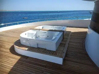 Dwa białe jacuzzi na pokładzie jachtu KiteAway z widokiem na morze - relaks po dniu kursu kitesurfingu lub kite camp.