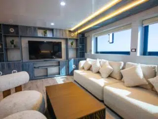 Nowoczesny salon z beżową sofą i stolikiem, idealny na planowanie wyjazdu kitesurfingowego z KiteAway lub kite camp.