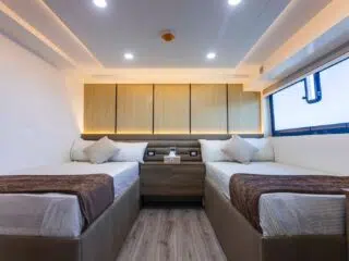 Jasna, nowoczesna sypialnia z dwoma pojedynczymi łóżkami - idealna do odpoczynku po ekscytującym dniu kitesurfingu nad morzem.