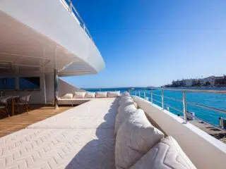 Pokład jachtu KiteAway z wygodnymi sofami, widokiem na spokojne morze-idealny na wyjazdy kitesurfingowe lub kite camp.