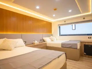 Nowoczesny pokój hotelowy z dwoma łóżkami - idealny na wyjazdy kitesurfingowe z KiteAway lub relaks po kite campie.