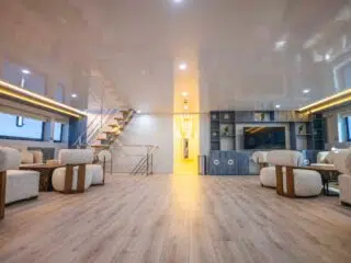 Przestronny salon z jasną podłogą, fotelami i TV, idealny na relaks po kursie kitesurfingu z KiteAway lub udanym kite camp.