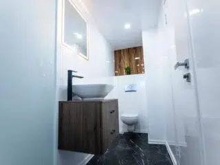 Nowoczesna łazienka, idealna na relaks po wyjazdach kitesurfingowych KiteAway - tu nabierzesz energii na kolejny kite trip.