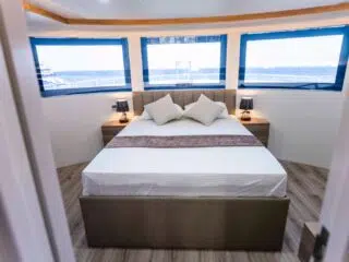 Jasny pokój z dużym łóżkiem i widokiem na morze - idealny relaks po wyjazdach kitesurfingowych KiteAway lub kursie kite.