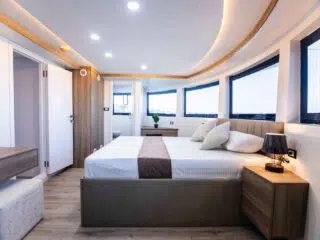 Nowoczesna sypialnia z dużymi oknami, idealna na relaks po dniu szkolenia kite z KiteAway lub wyjazdach kitesurfingowych.